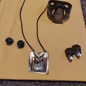 Matching jewelry set in golds and browns